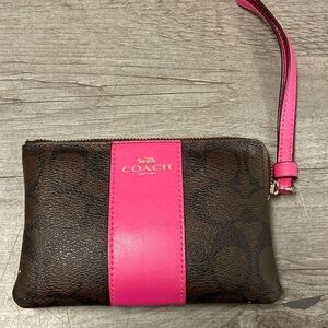 Coach Corner Zip Wristlet Signature Leather W/Pink Stripe